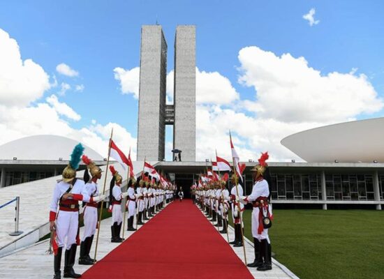 *Presidente e governadores eleitos tomam posse em novas datas em 2027